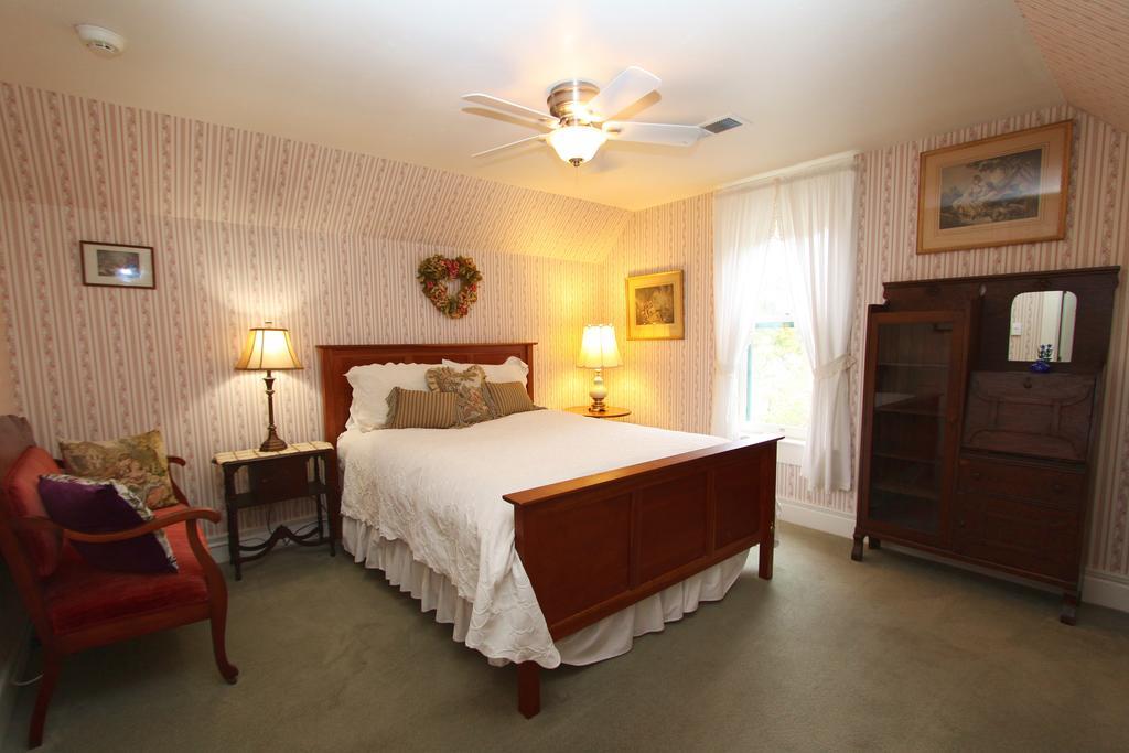 Case Ranch Inn Bed And Breakfast Forestville Room photo